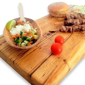 Mobile Preview: Servierbrett aus Massivholz / Altholz in Farbe honey dekoriert mit Salat, Tomaten, Fleischspießen, Reis und zwei Burgern